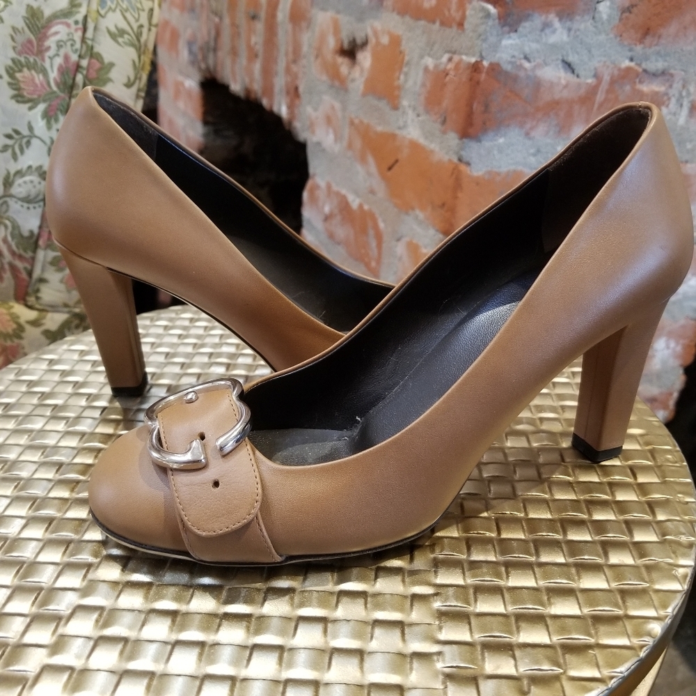 Gucci Camel Tan Pump Heels with silver GG logo!!